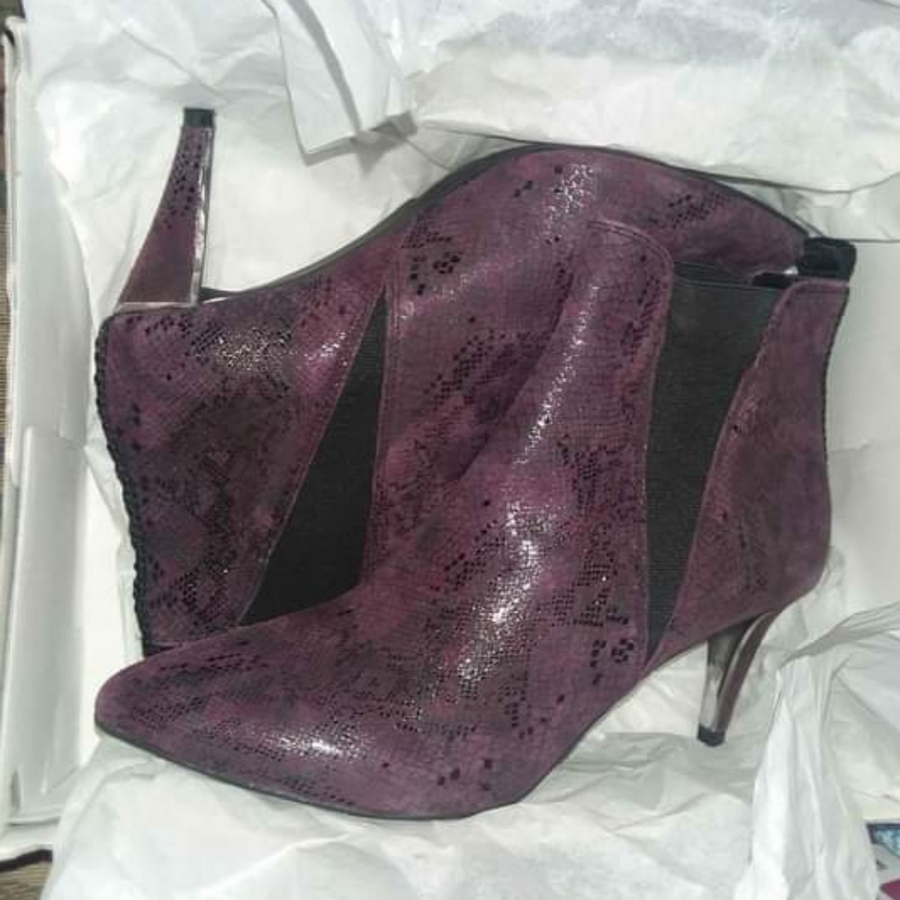 Sz 9.5 DKNY purple high heel slip on ankle booties